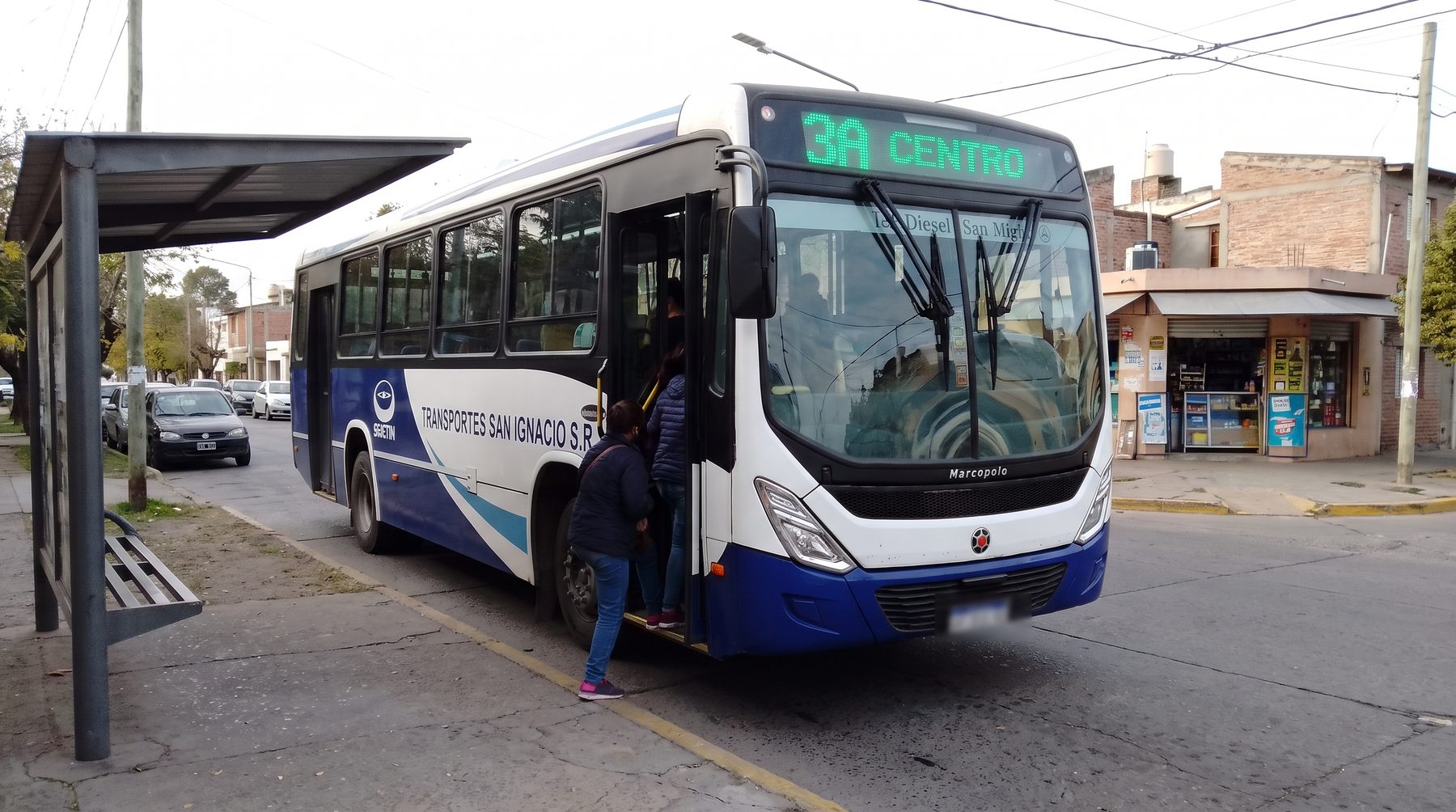 Pasajeros subiendo a una unidad en una parada